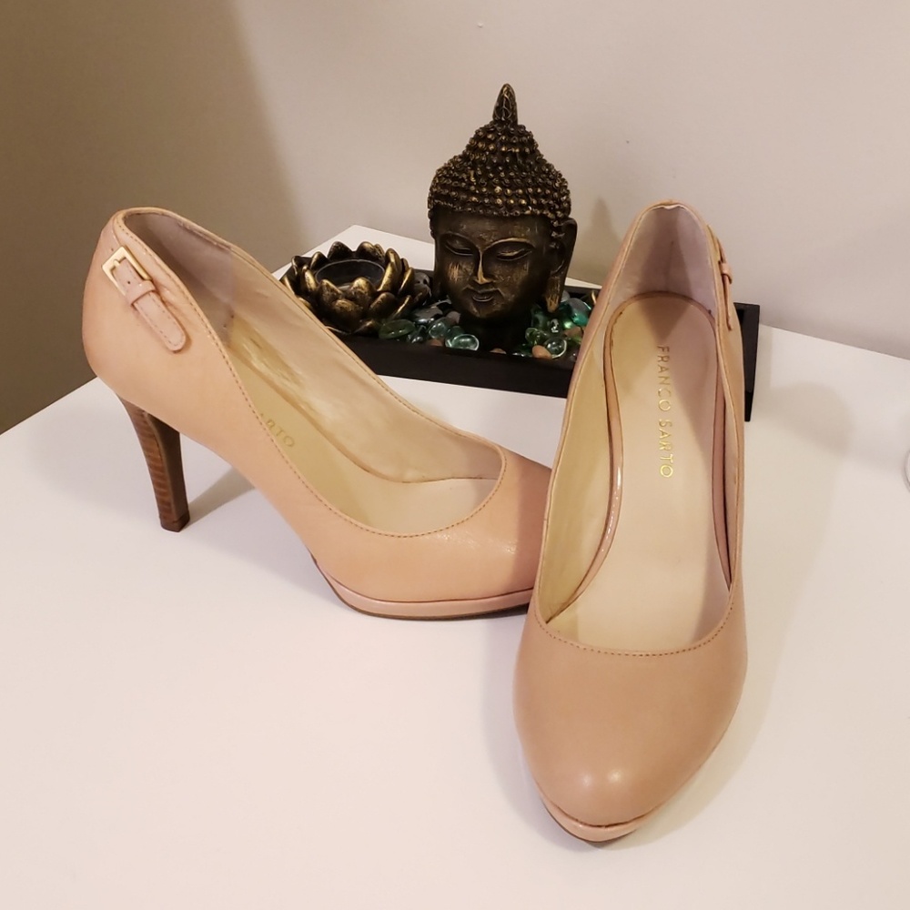 Nude pumps